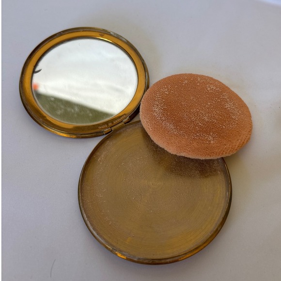 Vintage Rock of Gibraltar Souvenir Brass Powder Compact Made in England 3 inch - Picture 4 of 7